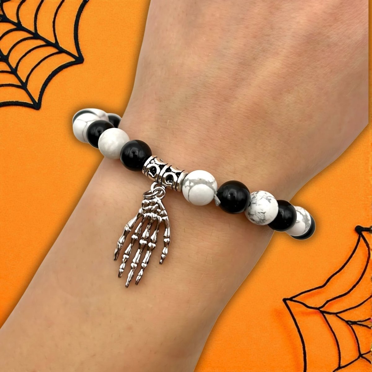 Bracelet Halloween en Howlite & Onyx – Breloque Main de Squelette - Pierre porte - bonheur