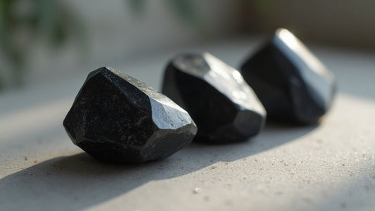 Shungite — Vertus, Propriétés et Bienfaits en Lithothérapie - Pierre porte-bonheur