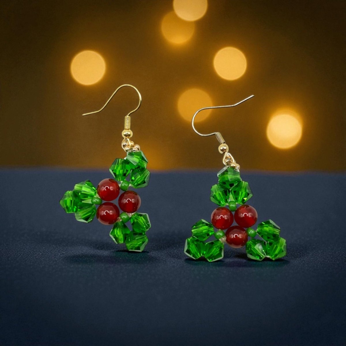 Boucles d’Oreilles Feuille de Houx en Cornaline Naturelle – Magie et Élégance de Noël - Pierre porte - bonheur