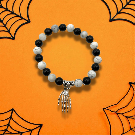 Bracelet Halloween en Howlite & Onyx – Breloque Main de Squelette - Pierre porte - bonheur